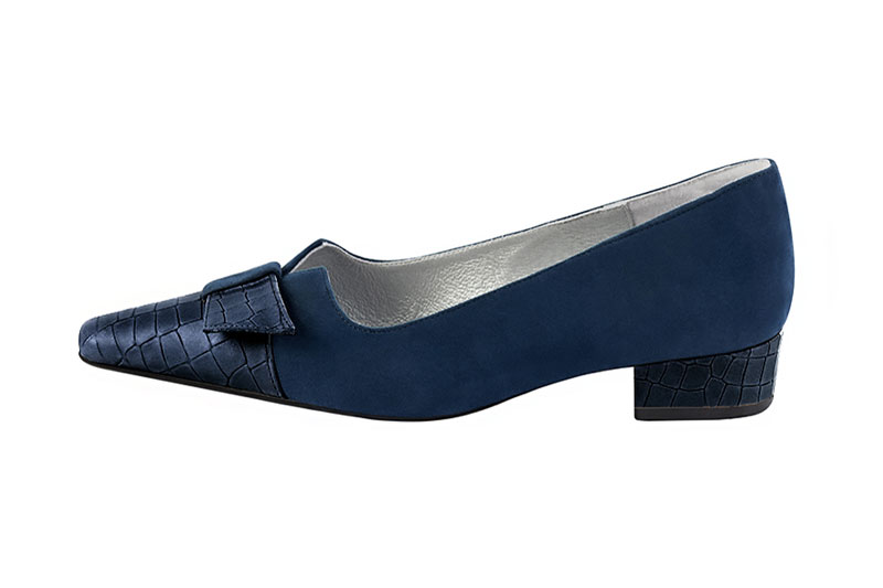 Navy blue women's dress pumps, with a knot on the front. Tapered toe. Low block heels. Profile view - Florence KOOIJMAN